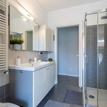 Spacious In Lissone Apartment *